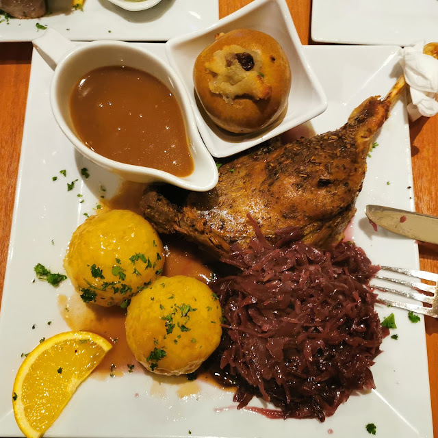 Gänse Keule Mit Rotkohl Klöße Und Bratapfel