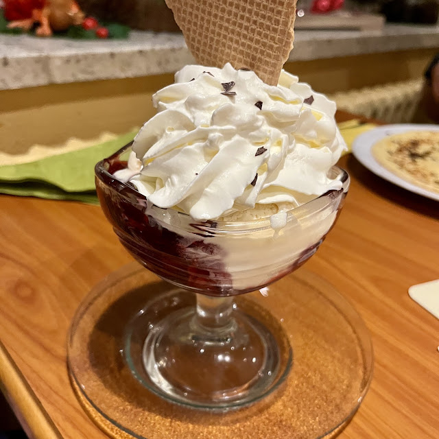 Vanilleeis Mit Heißen Kirschen