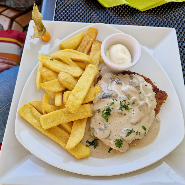 Jägerschnitzel Pommes Majo