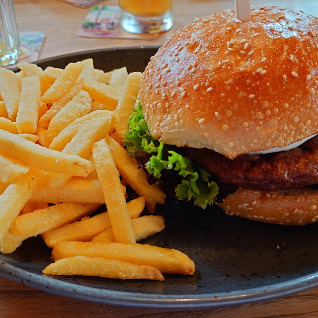 Burger Mit Käse Und Pommes Frites