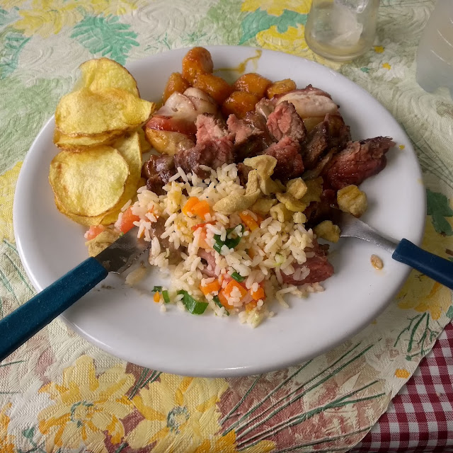 Churrasco Com Batas Fritas E Arroz Carreteiro