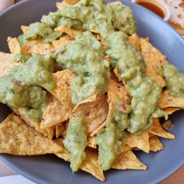 Nachos Con Guacamole