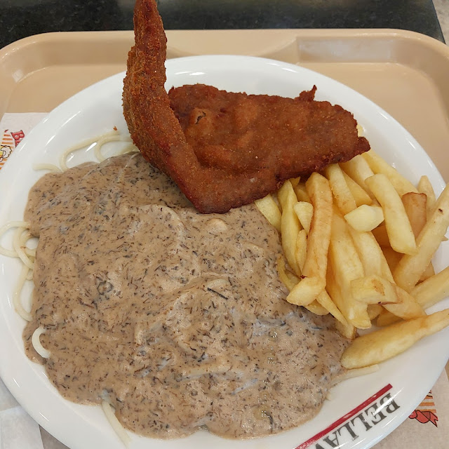 Bife à Milanesa Com Espaguete ao Molho Funghi