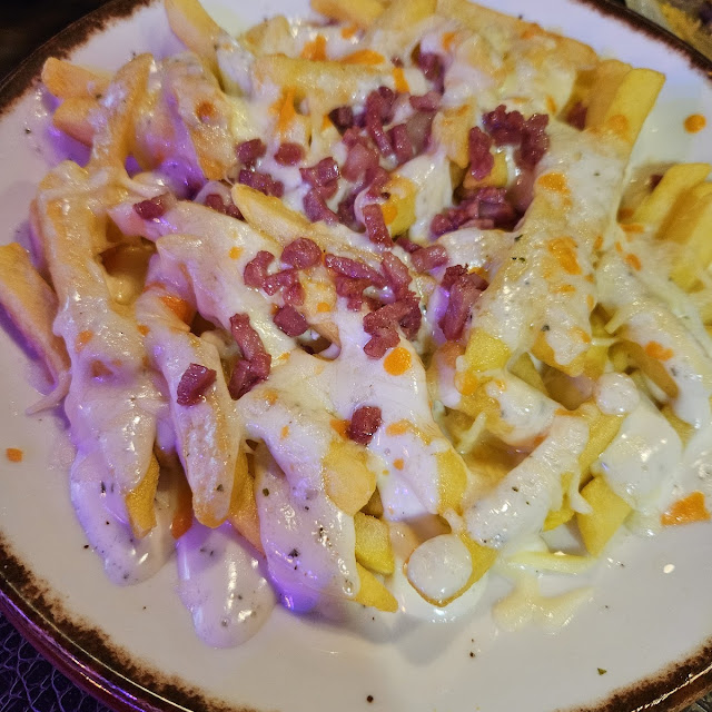 Patatas Fritas Con Baicon Y Salsa Ranchera
