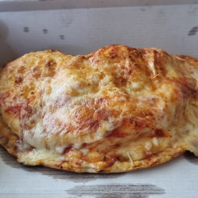 Calzone Mit Hähnchenfleisch Und Hollandaise