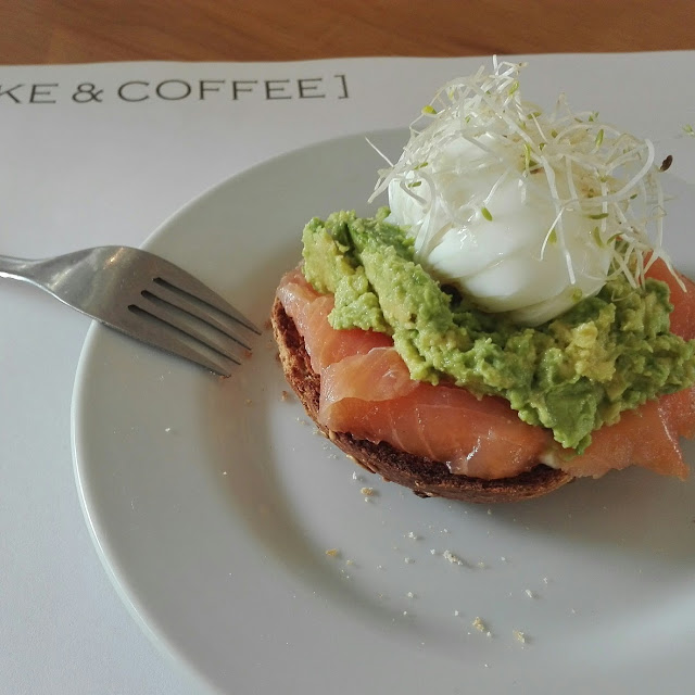 Tostado Con Salmón Ahumado Palta Y Huevo Posche