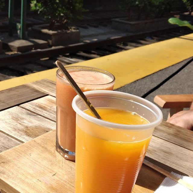 Jugo de Naranja Y Licuado de Durazno Y Naranja