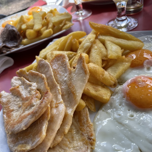 Combinado de Pollo Con Patatas Y Huevos El Original Es Con Ensalada Pero la Cambié Por Otro Huevo