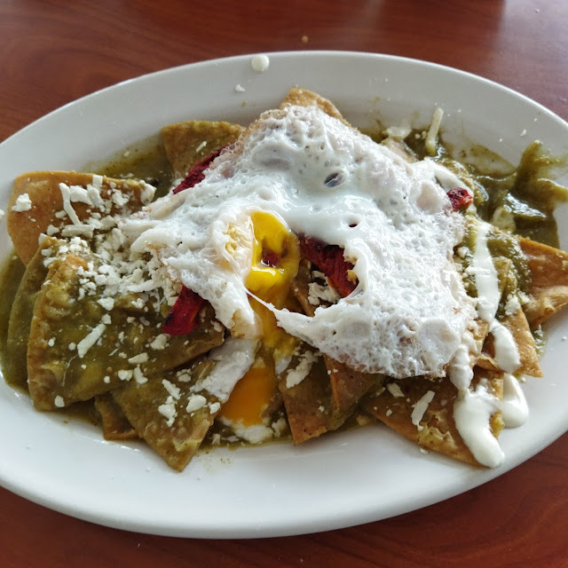 Chilaquiles En Salsa de Cilantro Cremoso Con Pollo Al Guajillo