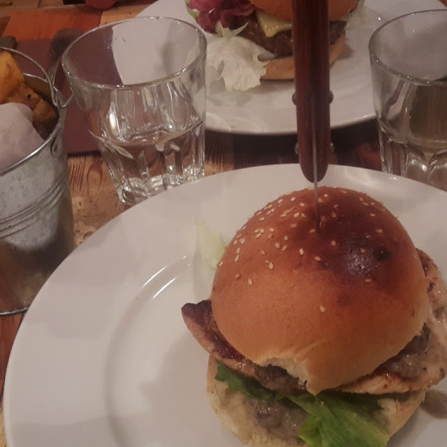 Cantal Burger Et Frite Sauce Cheddar
