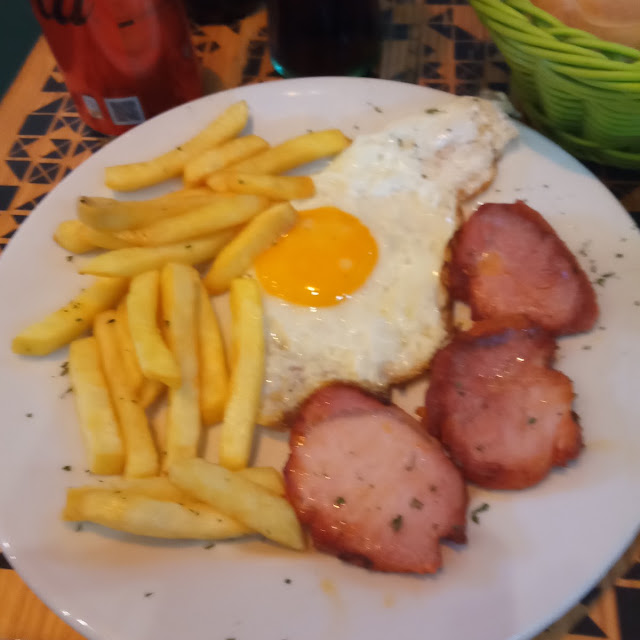 Lomo Con Huevo Frito Y Patatas Fritas