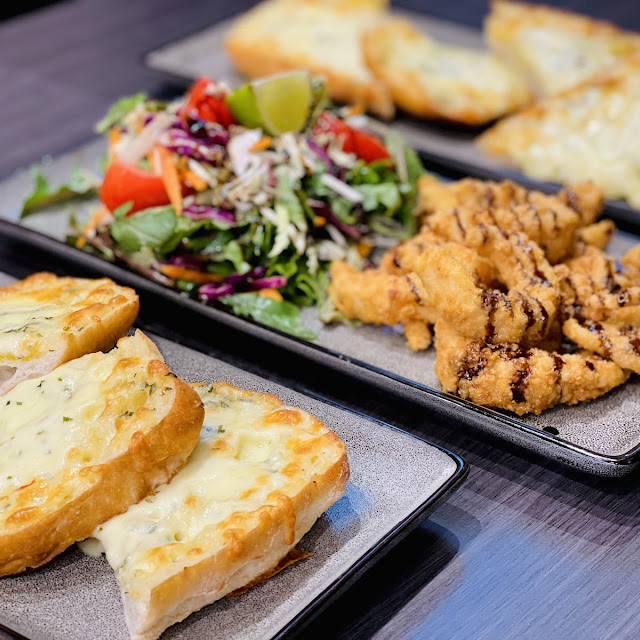 Calamari and Garlic Bread with Cheese