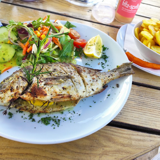 Dorade Mit Salat Und Chips