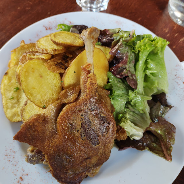 Confit de Canard Et Pommes de Terre Sarladaises