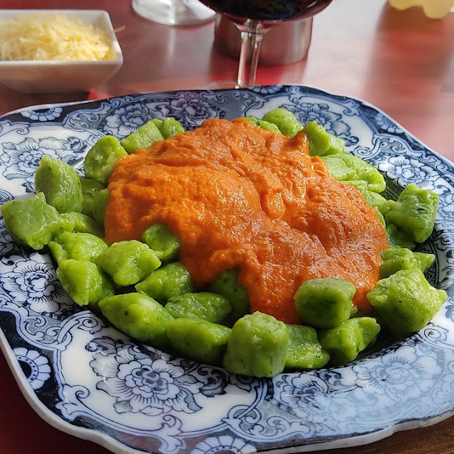 Ñoquis de Espinaca Con Salsa Rosa