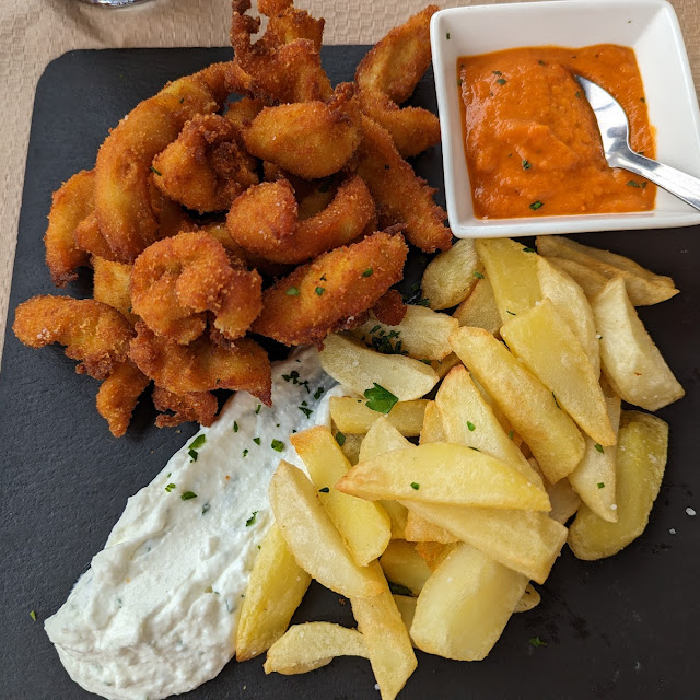 Rabas de Pollo Con Papas Fritas Y Salsa Brava