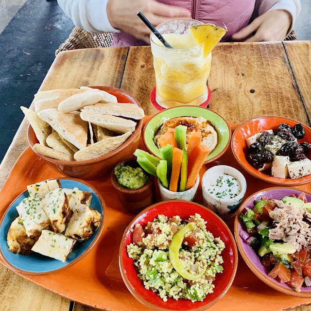 Houmus Feta Olives Tortilla Patate Poivron Carottes Aioli Salades