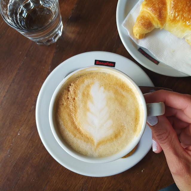 Café Con Leche Con Medialunas de Grasa
