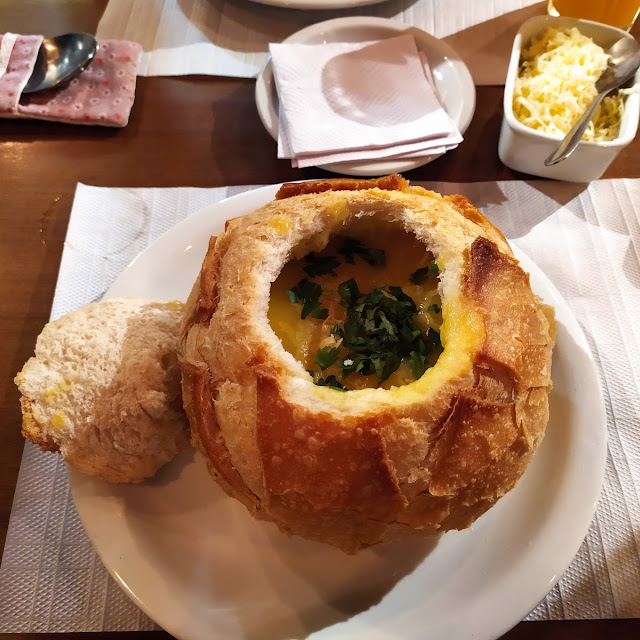 Caldo de Mandioquinha No Pão Italiano