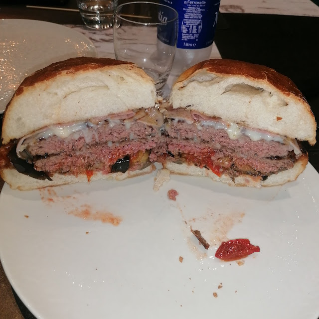 Panino Doppio Hamburger 180g Di Chianina Melenzane A Funghetto Provola E Becon