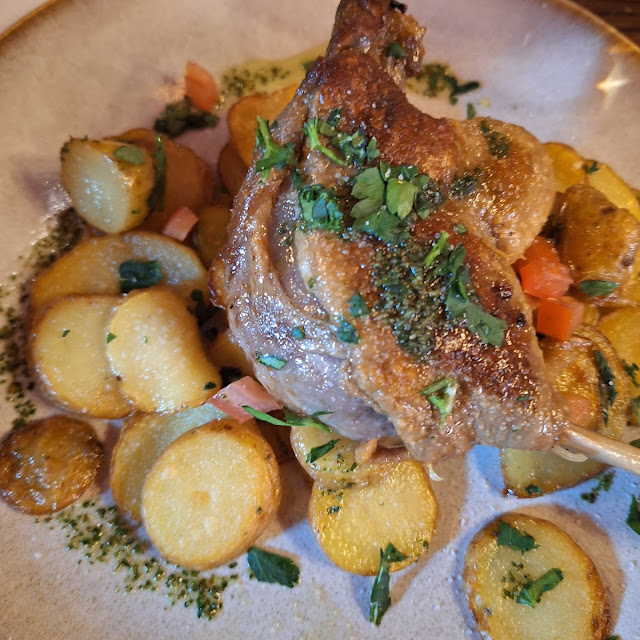 Confit de Canard Pommes Sautées Et Sauce Pesto