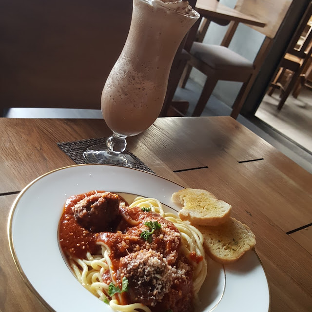 Meatball Spaghetti and Mocha Frappe