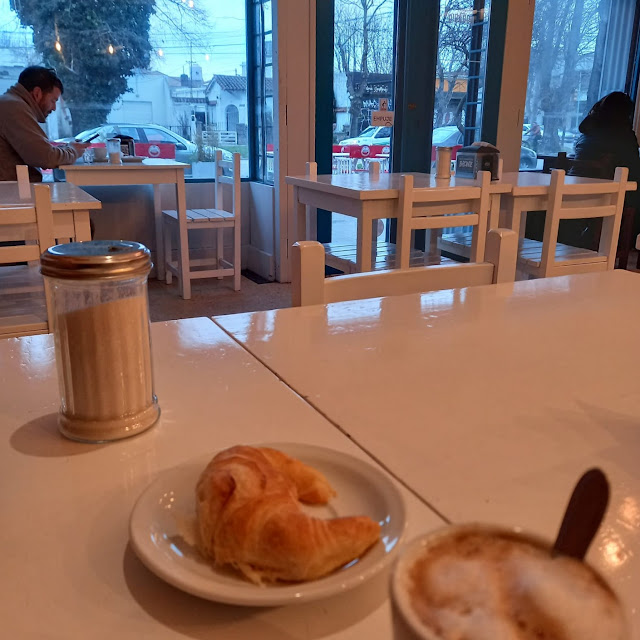 Café Con Leche Y Medialunas
