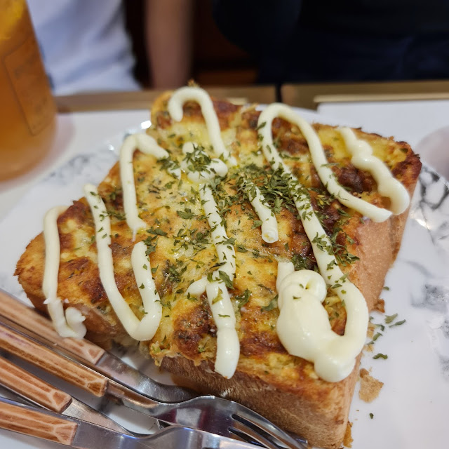 Garlic Cream Cheese Toast