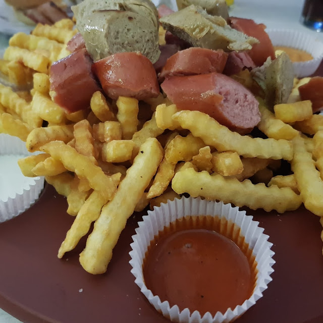 Patatas Rizadas Con Salchichas