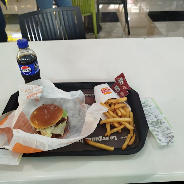 Este Es Mi Pedido Con Supuestamente 12 50 de Papas Y 12 50 de Refresco Y Hamburguesa Grande Según