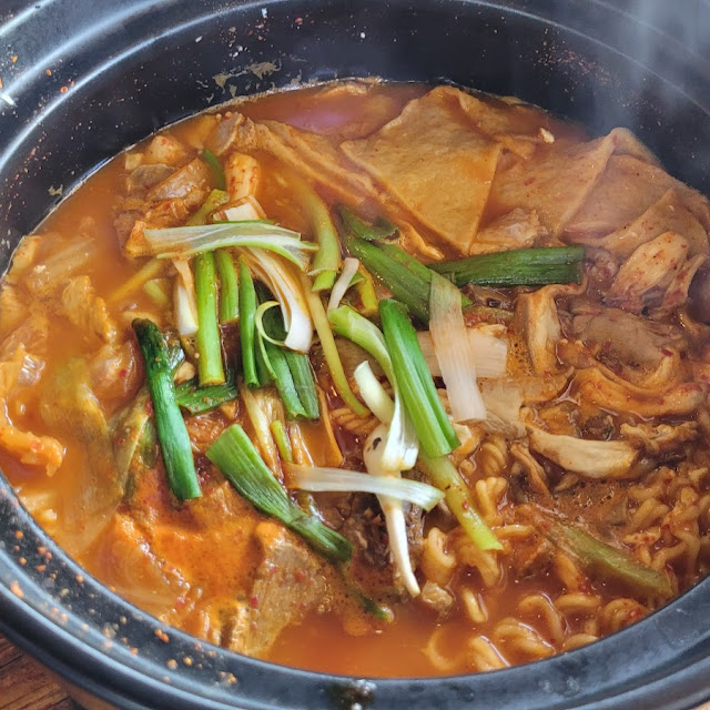 'Kamjatang' Pork Bone Soup Hotpot