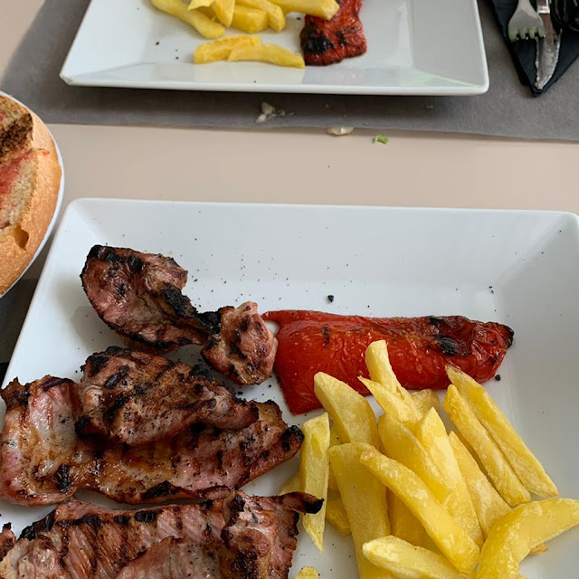 Chuletas de Cordero Con Guarnición de Patatas Y Pimiento