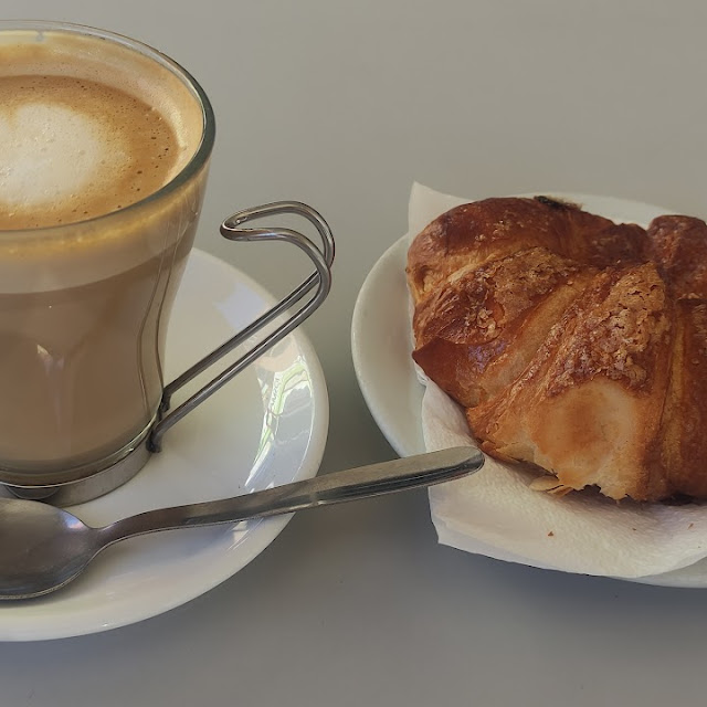 Café Con Leche Y Croissant