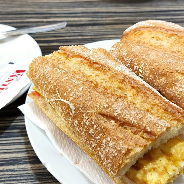 Bocadillo Tortilla Con Queso