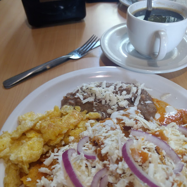 Chilaquiles Rojos Con Huevo Revuelto