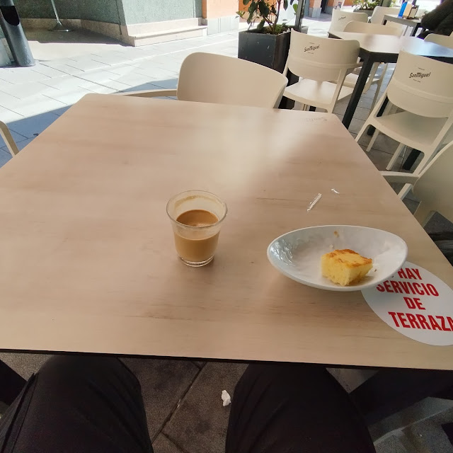 Café Con Leche Y Bizcocho