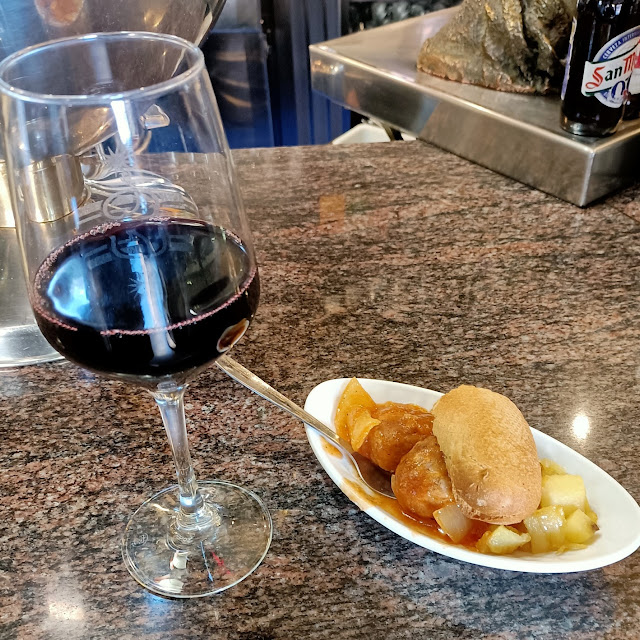 Rioja Y Tapa de Albóndigas Y Patatas