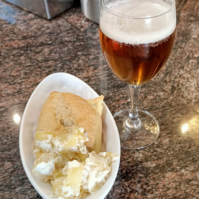 Corto Y Tapa de Patatas Ali-oli Y Bocadillo Hamburguesa