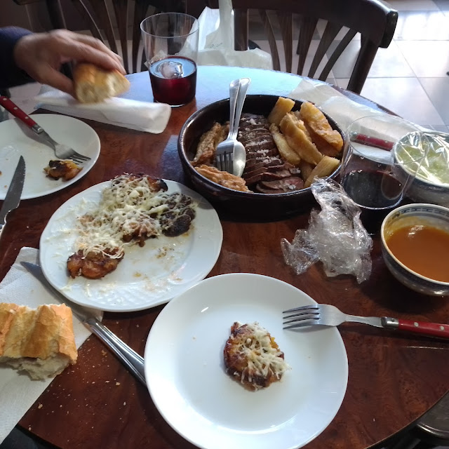Tostones Con Queso Y Magret de Pato Con Yuca Frita
