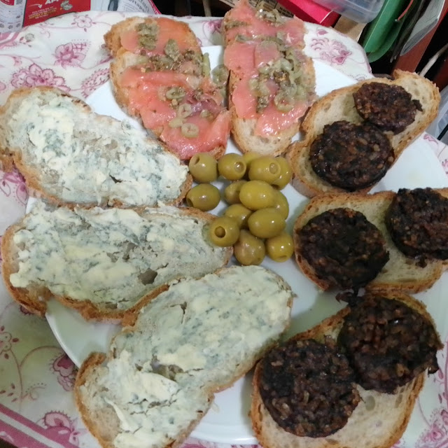 Tostadas de Morcilla Salmón Ahumado Y Queso Cabrales