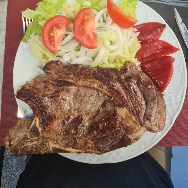 Chuleta de Ternera Con Ensalada