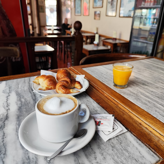 Café Con Medialunas