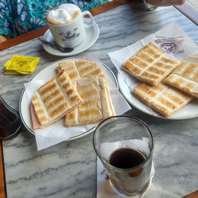 Café Con Leche Gaseosa Y Tostados