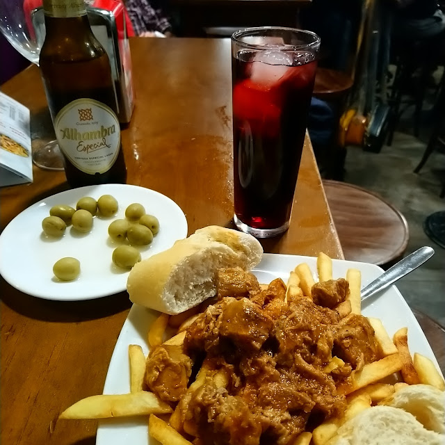 Carne En Salsa Con Patatas Fritas