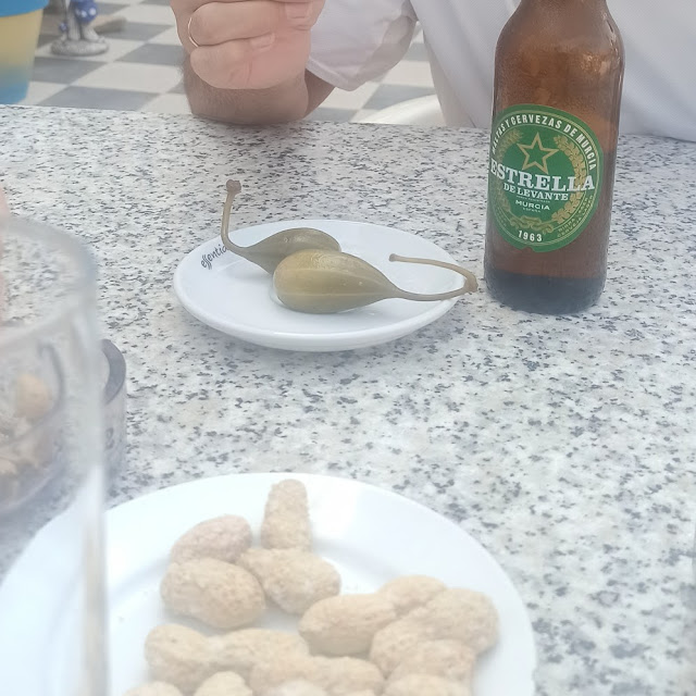Cacahuetes Tostados Con Sal Y Alcaparrones