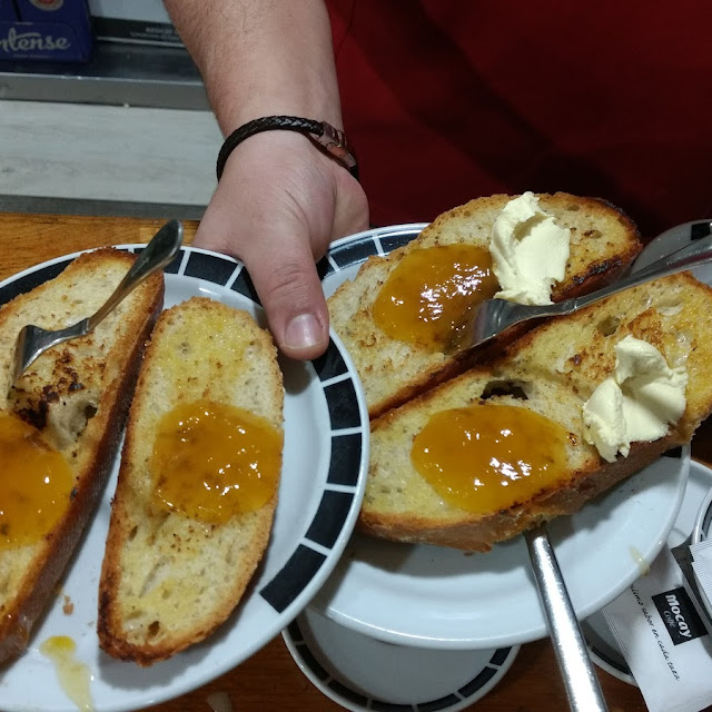 2 Tostadas de Pan Con Mermelada Y Mantequilla