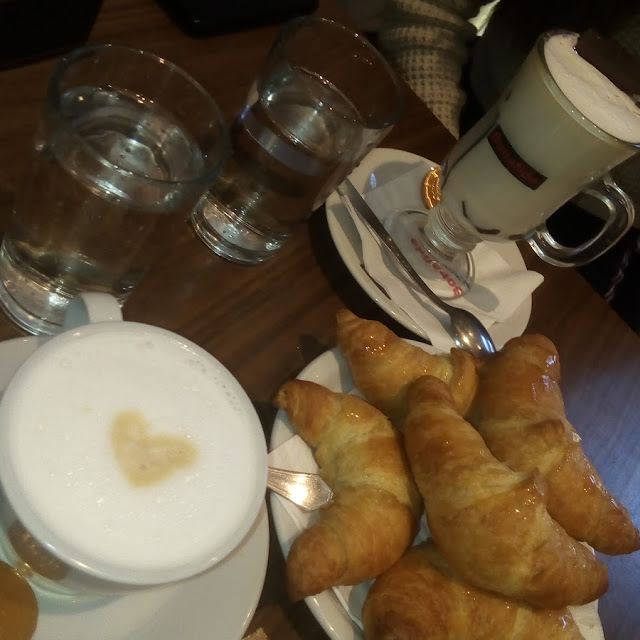 Promo de Café Y Submarino Con 3 Medialunas