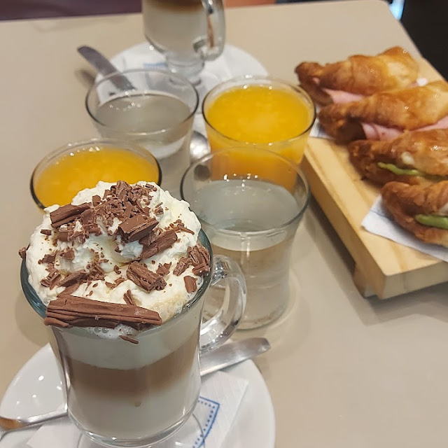Capuchino Con Medialunas Rellenas Y Jugo de Naranja