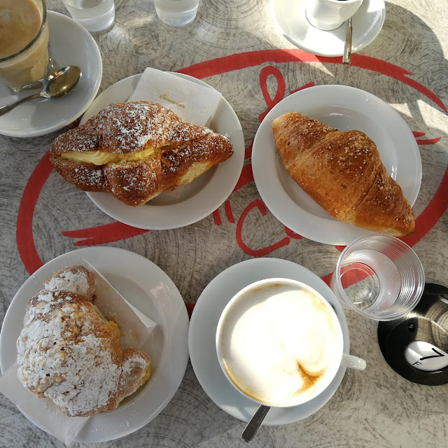 Cornetto Con Crema Al Pistacchio Cappuccino Caffè