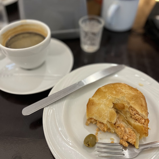 Empada de Frango E Café Coado
